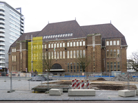 848226 Gezicht op de voorgevel van het voormalige Hoofdpostkantoor (Neude 11) te Utrecht, waar de laatste werkzaamheden ...